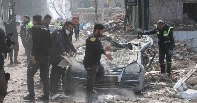 Enkazdan çıkardıkları otomobili elleriyle temizlediler