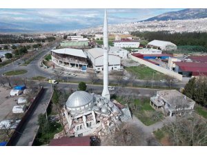 Deprem sonrası cami yıkıldı, minaresi ayakta kaldı