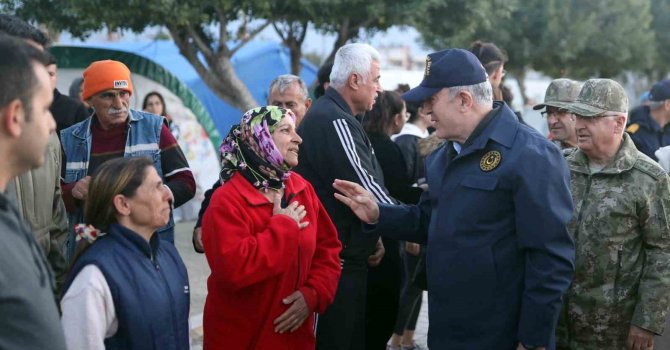 Bakan Akar, Arsuz’da depremzedelerin taleplerini dinledi