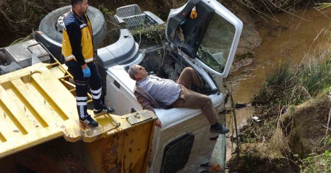 Belediyeye ait kamyon yol yapımı sırasında dereye uçtu: 1 yaralı