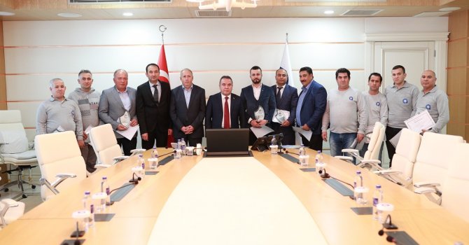 Başkan Böcek’ten Elazığ’da görev alan ekibe plaket