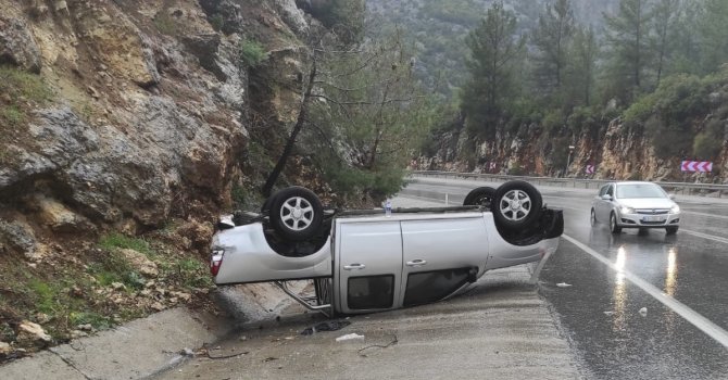 Antalya’da iki ayrı trafik kazasında 6 kişi yaralandı