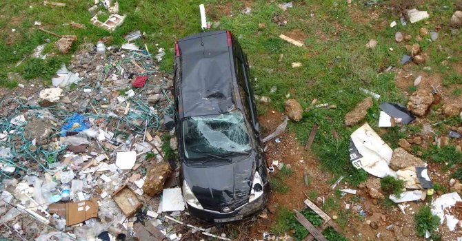 Kontrolden çıkan otomobil 10 metreden aşağıya uçtu: 1 yaralı