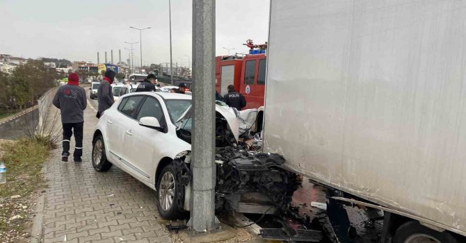 Önce kaldırıma ardından park halindeki araca arkadan çarptı
