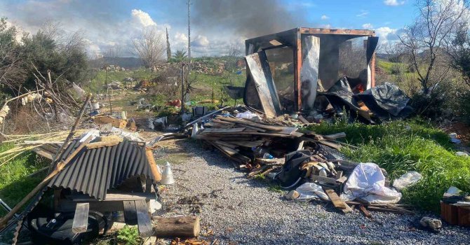Bağ evi olarak kullanılan konteyner yangında küle döndü