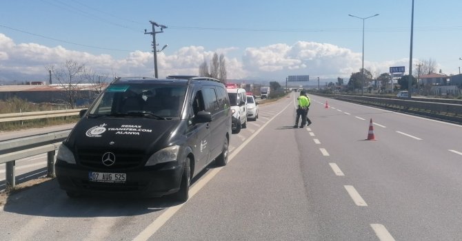 Alkollü araç kullanmaktan ehliyetini kaptıran sürücü polise yakalandı