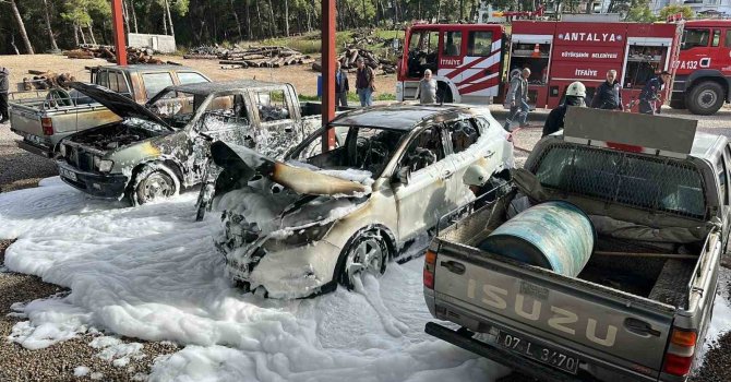 Orman İşletme şefliği otoparkında 3 araç yanarak kullanılamaz hale geldi
