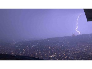 Kahramanmaraş’ta çakan şimşekler adeta geceyi gündüze çevirdi