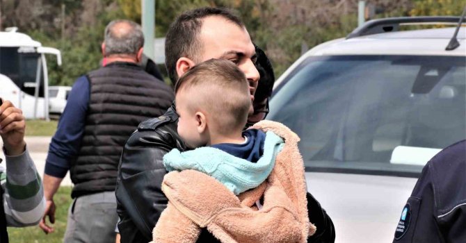 Kazada yaralanan baba ağlayan çocuğunu bir an olsun bırakmadı