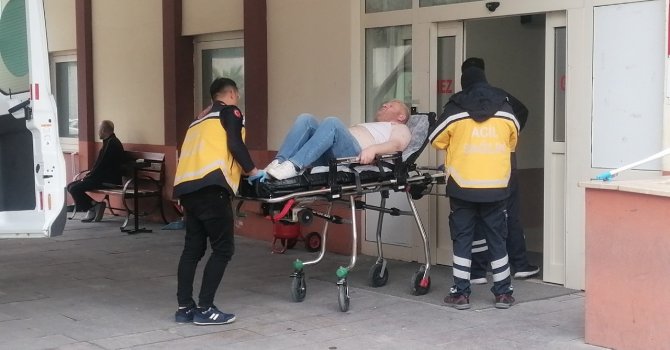 Silahla vuruldu, yaralı vaziyette aracını kullanarak karakola sığındı