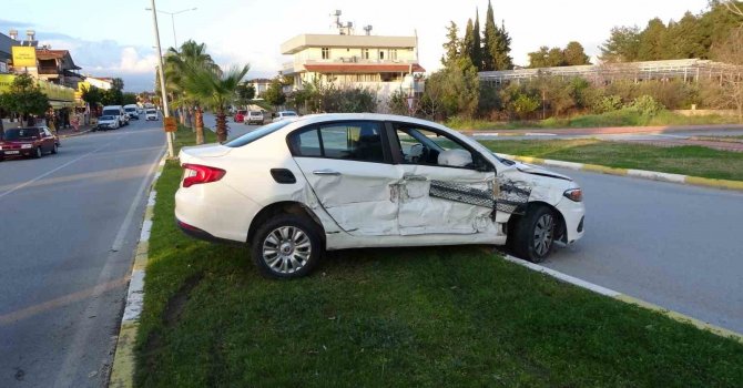 Kamyonun çarptığı otomobil, 50 metre ileride durabildi