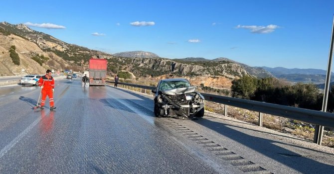 Burdur-Antalya karayolunda kamyon ile otomobil çarpıştı: 1 yaralı