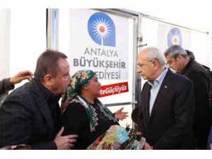 Kılıçdaroğlu, depremzedelerle yemek yedi