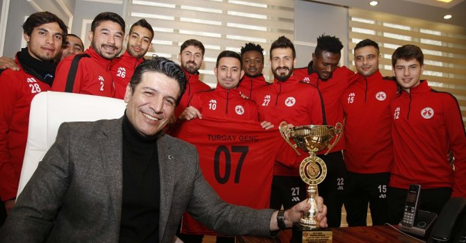 Şampiyonluk kupasını Başkan Genç'e hediye ettiler