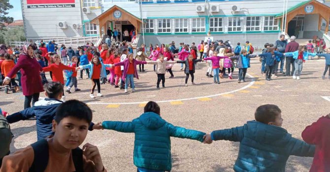 5.3’lük artçı depremde öğrencileri, öğretmenler sakinleştirdi