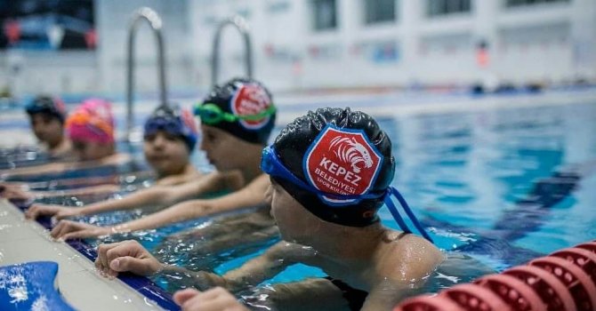 Kepez’de yüzme kurslarına büyük ilgi