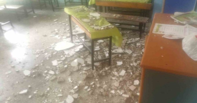 Okulda tavan sıvası düştü, 2 öğrenci yaralandı