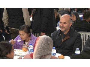 Bakan Soylu, iftarını depremzedelerle birlikte yaptı