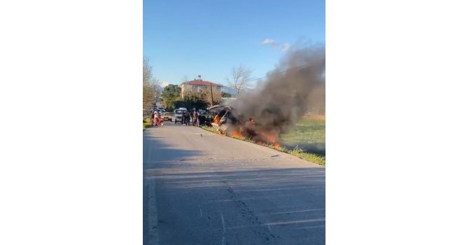 Trafik kazası sonrası otomobil alev alev yandı: 4 yaralı