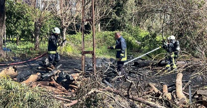 Bahçedeki odunlukta çıkan yangın, eve sıçramadan söndürüldü