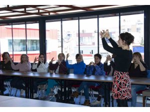 Mercek kursiyerleri işaret dili öğrenerek engelleri aşıyor