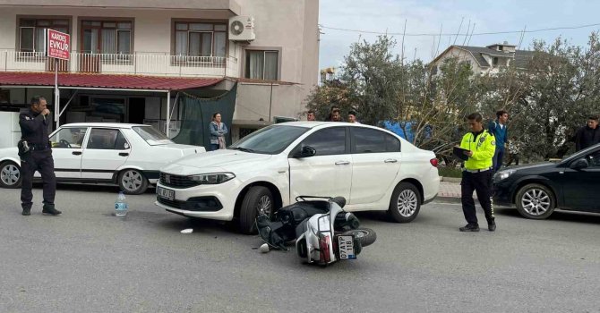 Otomobille çarpışan motosikletteki 2 kişi yaralandı