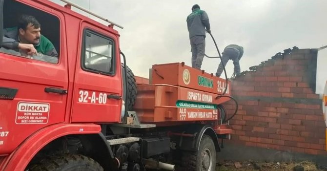 Köydeki ahır yangını güçlükle kontrol altına alındı
