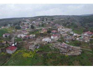 Depremin vurduğu köyde 94 ev çöktü, 17 kişi öldü