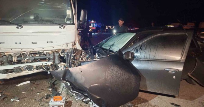 Otomobile çarpmamak için manevra yapan aracın vinçle çarpıştığı kaza kamerada: 2 ölü