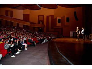 Mersin’de ’Burda Olan Burda Kalır’ gösterisi seyirciyle buluştu