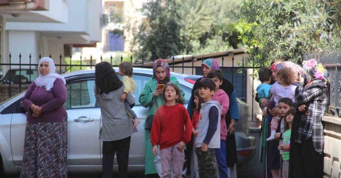 3 katlı binada başlayan yangından çatıya kaçarak kurtuldular