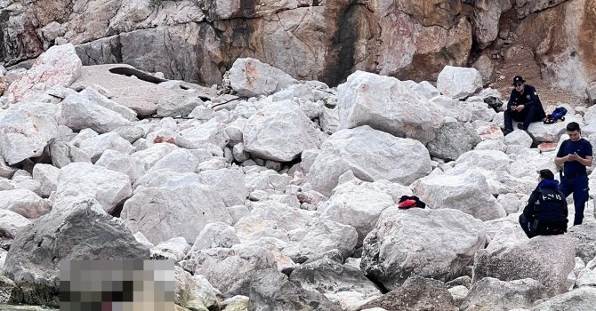 Tekneyle gezen turistler fark etti, adada kadın cesedi bulundu