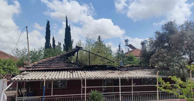 Antalya’da müstakil ev alevlere teslim oldu