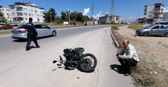 Karşı şeride geçen otomobilin çarptığı motosiklette ölümden döndüler: 2 yaralı