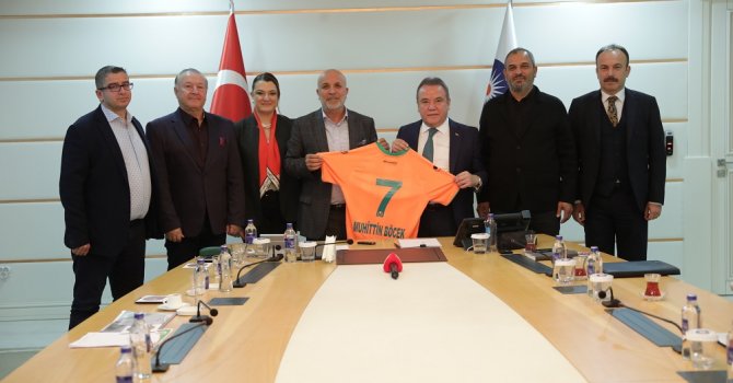Böcek’ten Alanyaspor ve taraftarına marş hediyesi