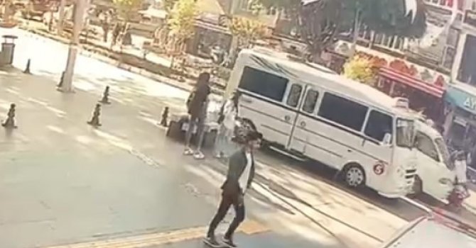 Kaldırımdan yola çıkan motosikletli, alkollü sürücüye çarptı