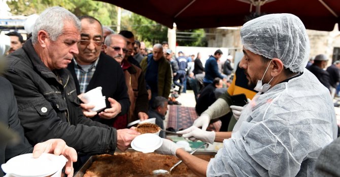 Şehitler için helva ve lokma dağıtıldı