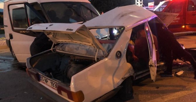 Minibüsün çarptığı otomobil ortadan ikiye bölündü: 1 ölü, 3 yaralı
