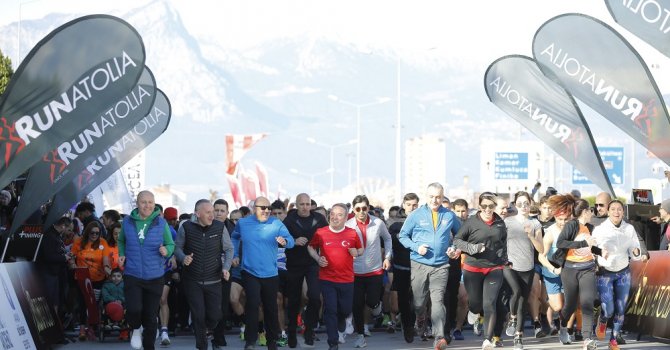 Başkan Böcek Runatolia’da koştu