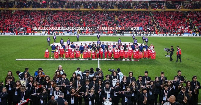 İstiklal Marşı’nı Muratpaşa’nın gençleri çaldı