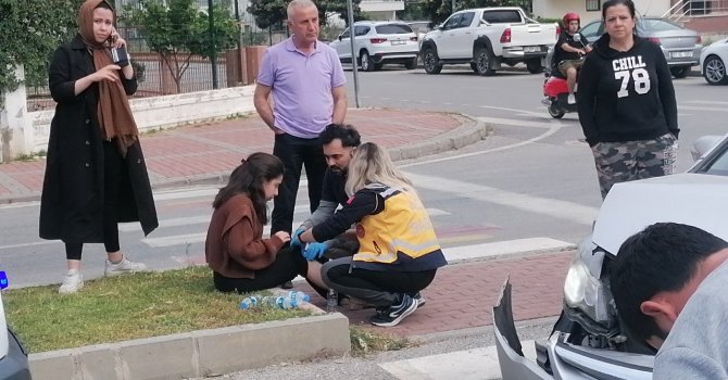 Antalya’da ticari taksi ile otomobil çarpıştı: 2 yaralı