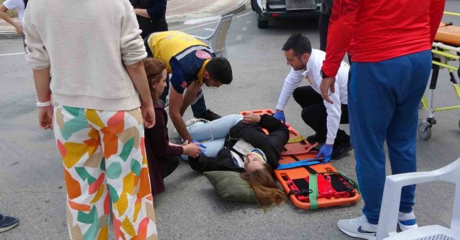 Otomobilin çarptığı motosiklet sürücüsü genç kız hastanelik oldu