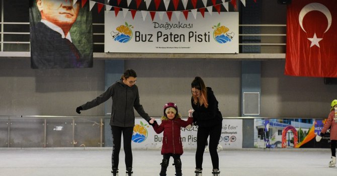 Antalya’nın çocukları buzda kaymayı öğreniyor