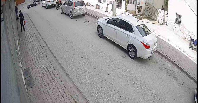 Ara yoldan kontrolsüz çıkan bisikletliye motosiklet çarptı: 1 yaralı