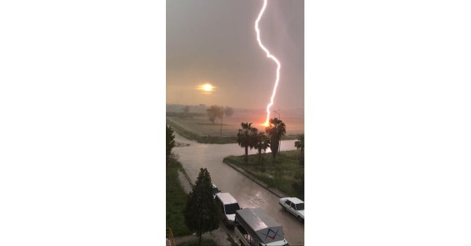 Yıldırımın düşme anını cep telefonuyla kaydetti