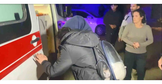 Antalya’da yangın paniği: Mahsur kalan anne ve kızı itfaiye kurtardı