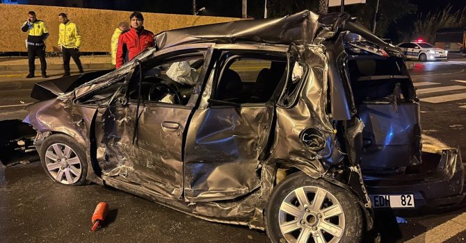 Mersin’de otobüs ile çarpışan otomobilin sürücüsü hayatını kaybetti