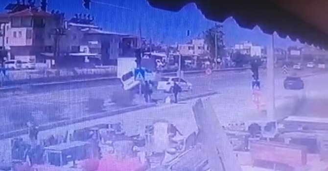 Karayolunda korku dolu anlar: Çarptı, savruldu, bariyere çarparak durabildi