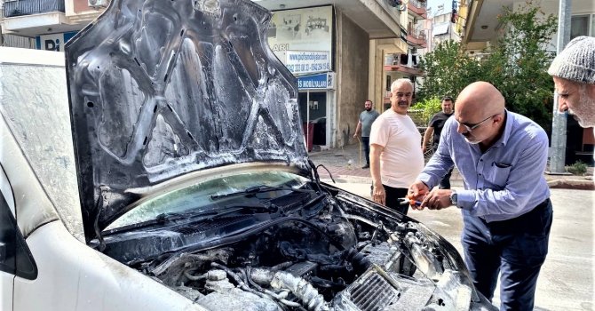 Emanet aldığı araç yandı, yardımına çeşme hortumu ile vatandaşlar koştu