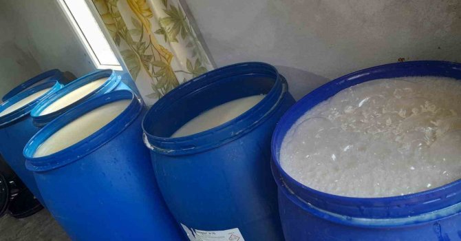 Banyo ve tuvalette üretilen 3 bin 390 litre sahte içki ele geçirildi